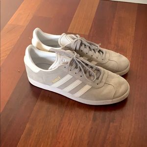 Adidas light grey sneakers